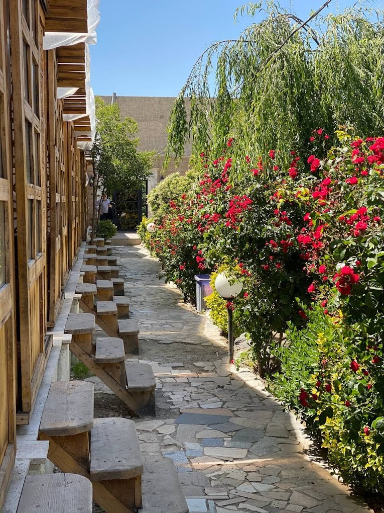 باغچه رستوران حسام