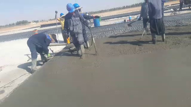 بتن ریزی کف و محوطه سازی با ماله پروانه