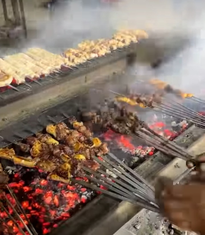 جگرکی و کتف و بال همراه با نان داغ