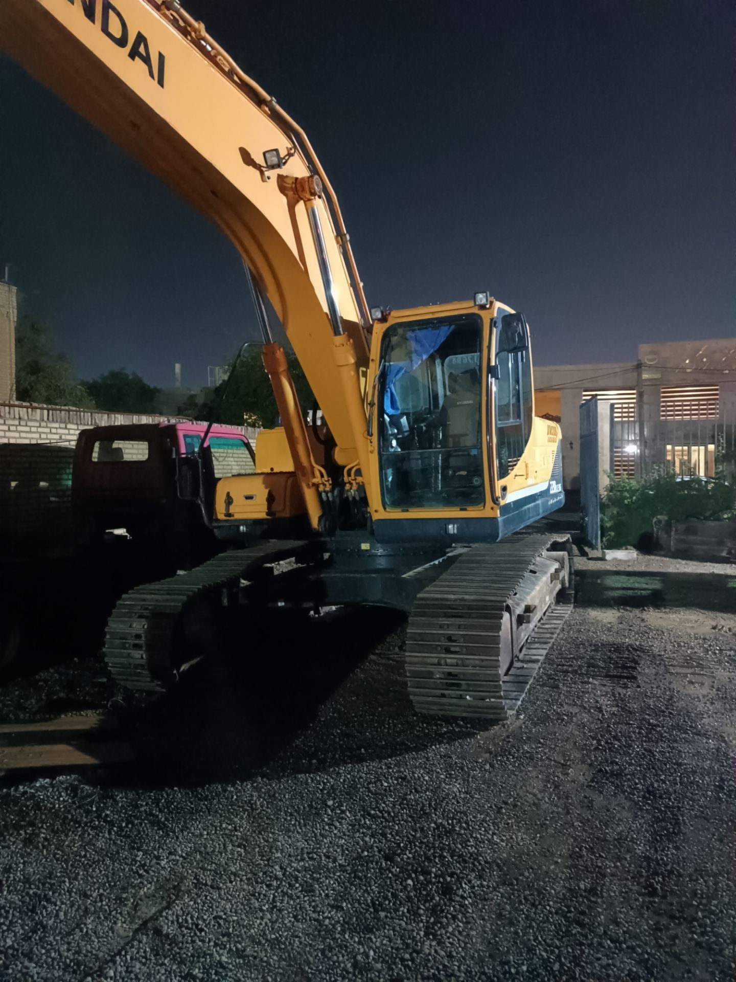 خاکبرداری وتخریب رضا