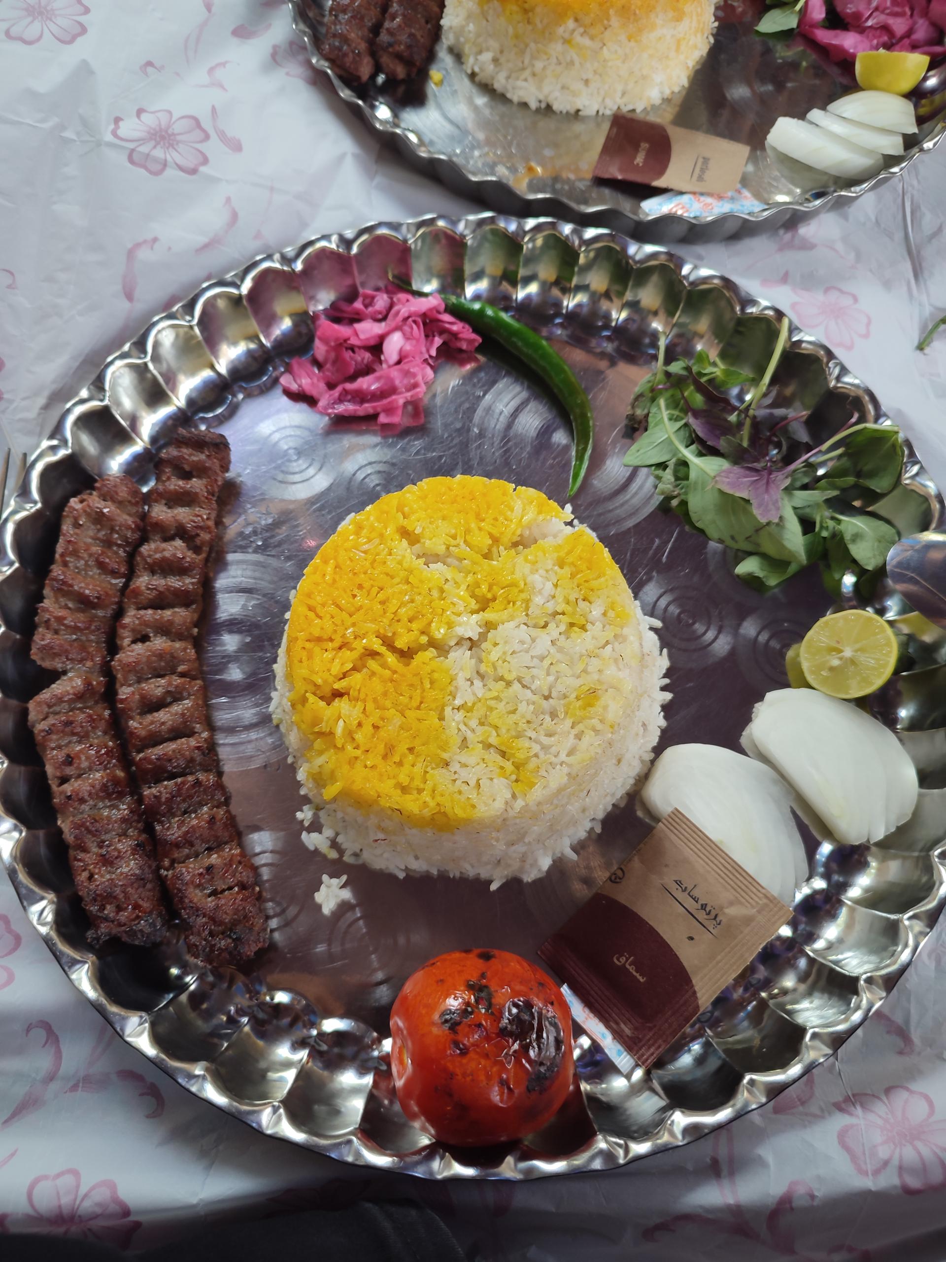 رستوران و بیرون سور و سات