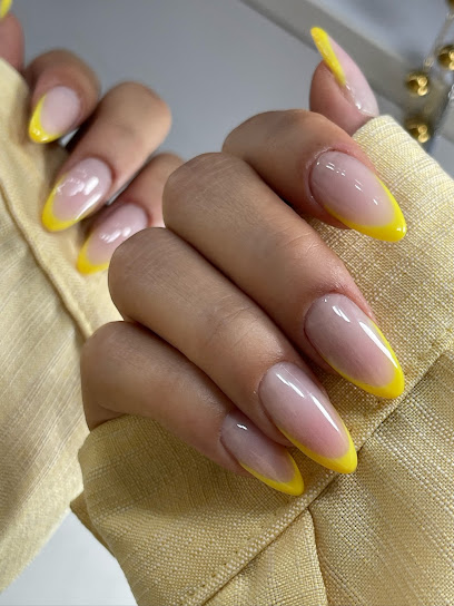 سالن کاشت ناخن و طراحی قم