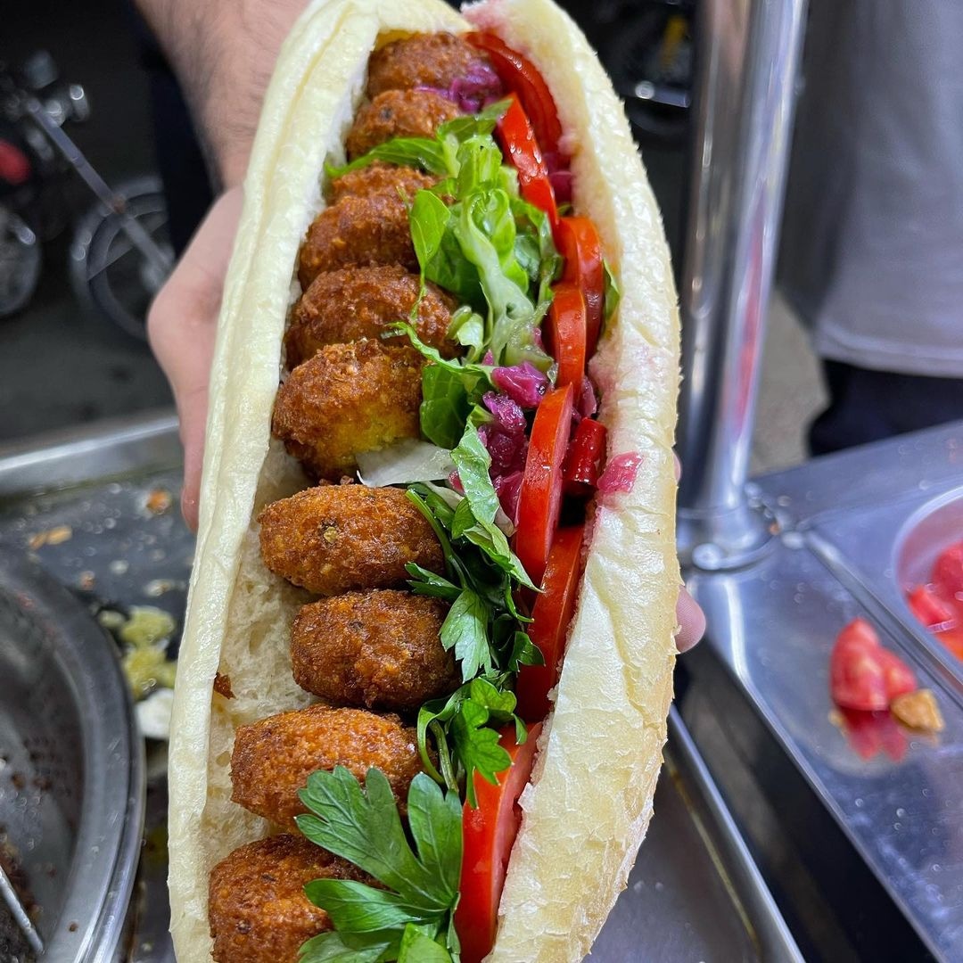 سانویچی‌سرخ‌آبی