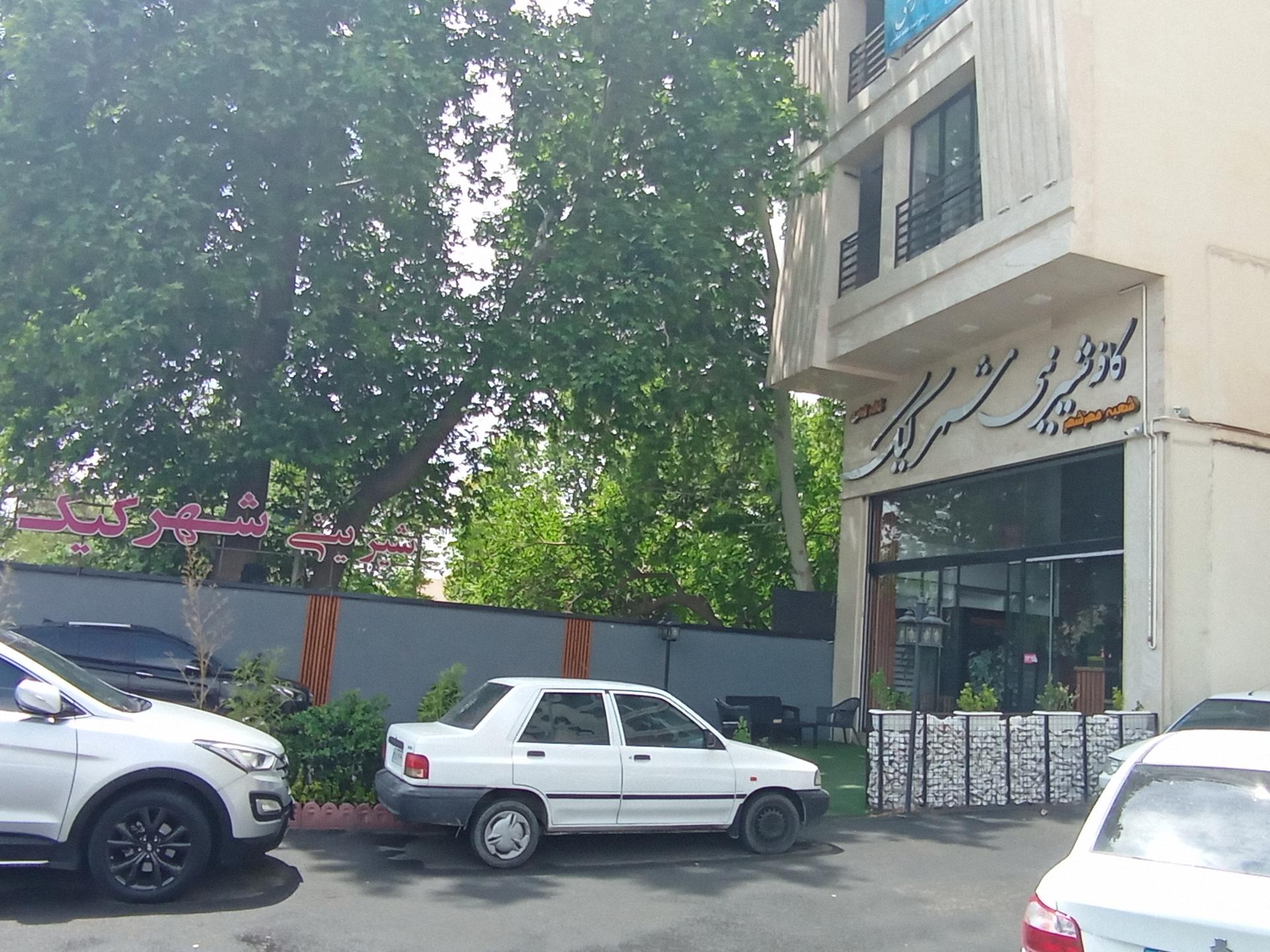 شیرینی فروشی بیسکوتی