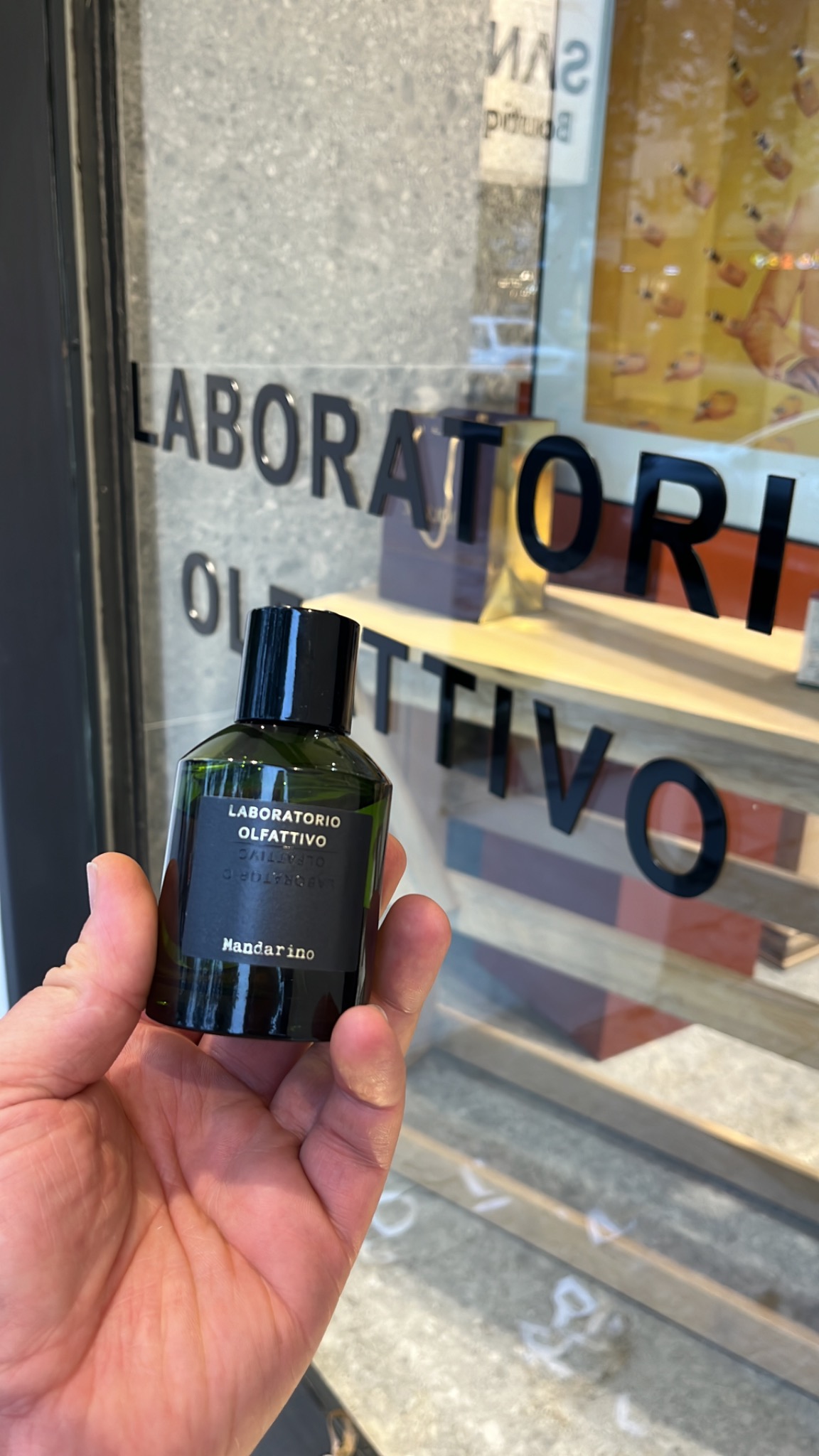عطر و ارایشی سنگ