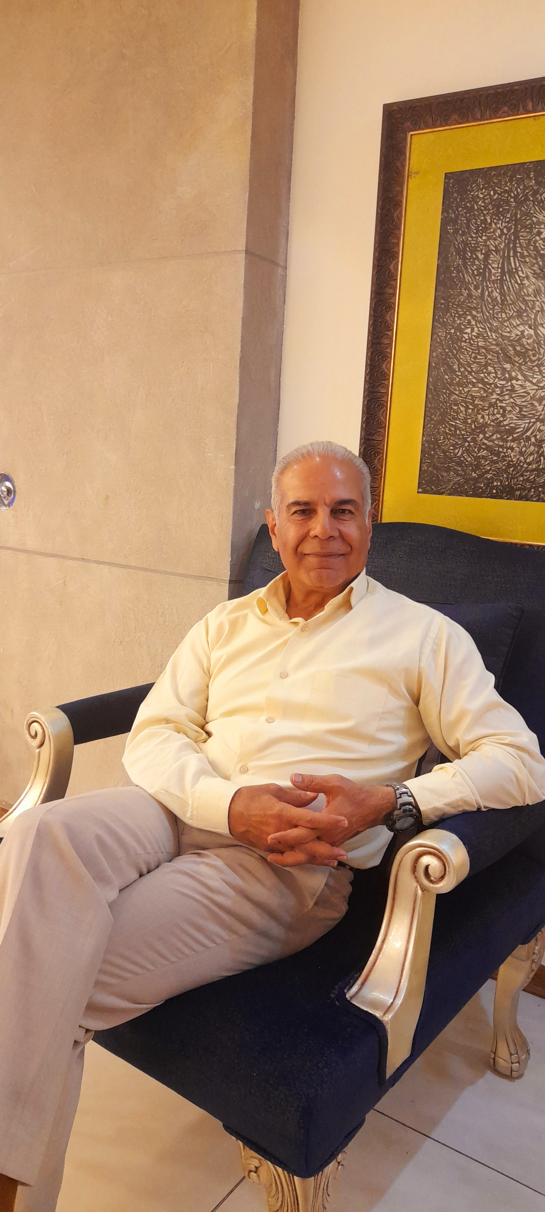 مشاور اقتصادی و سرمایه گذاری