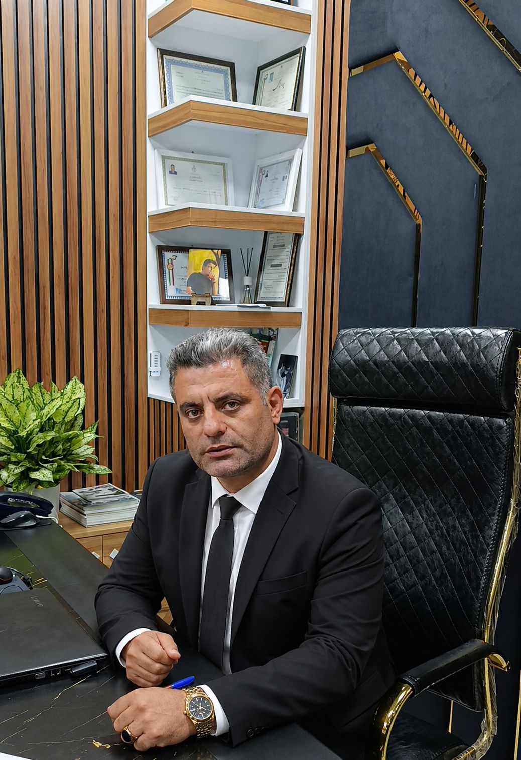 مشاور املاک کلاسیک فخری