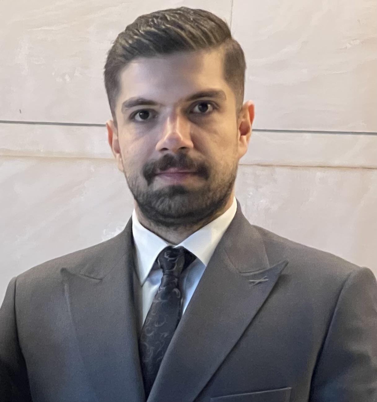 وکیل آریا فاروقی