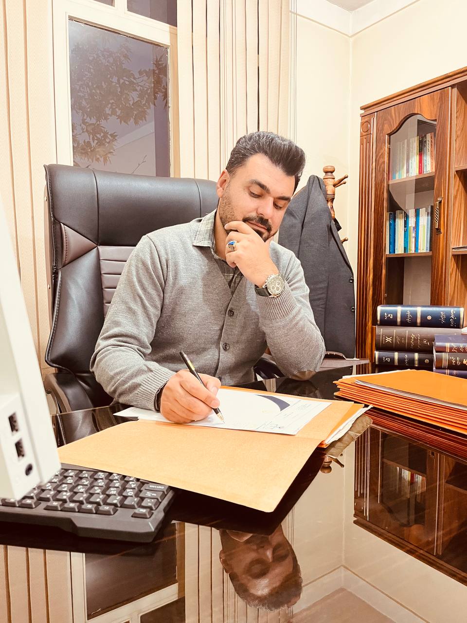 وکیل مهدی پیش دست