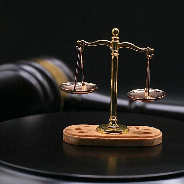 وکیل و موسسه حقوقی