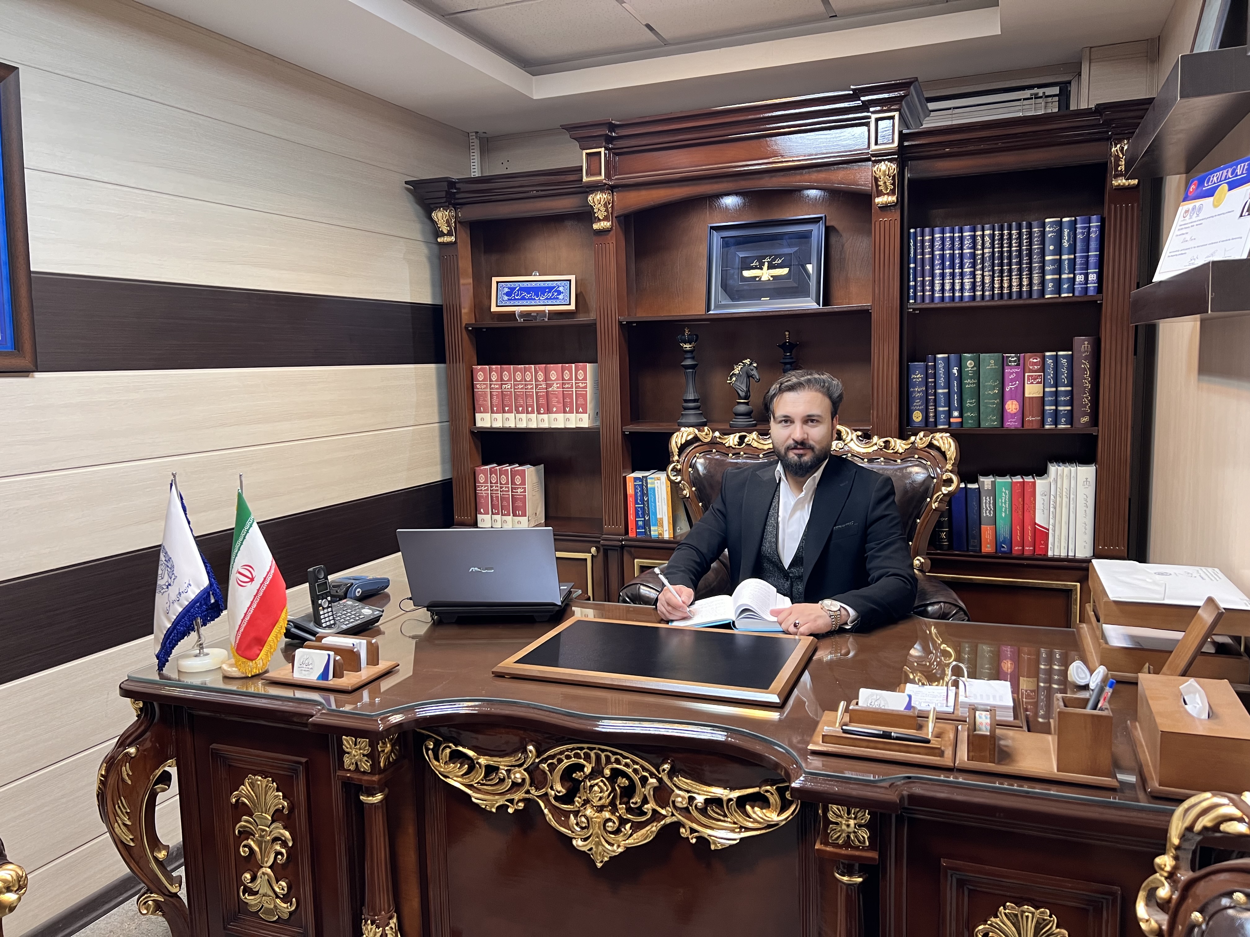 وکیل پایه یک دادگستری احسان کریمی