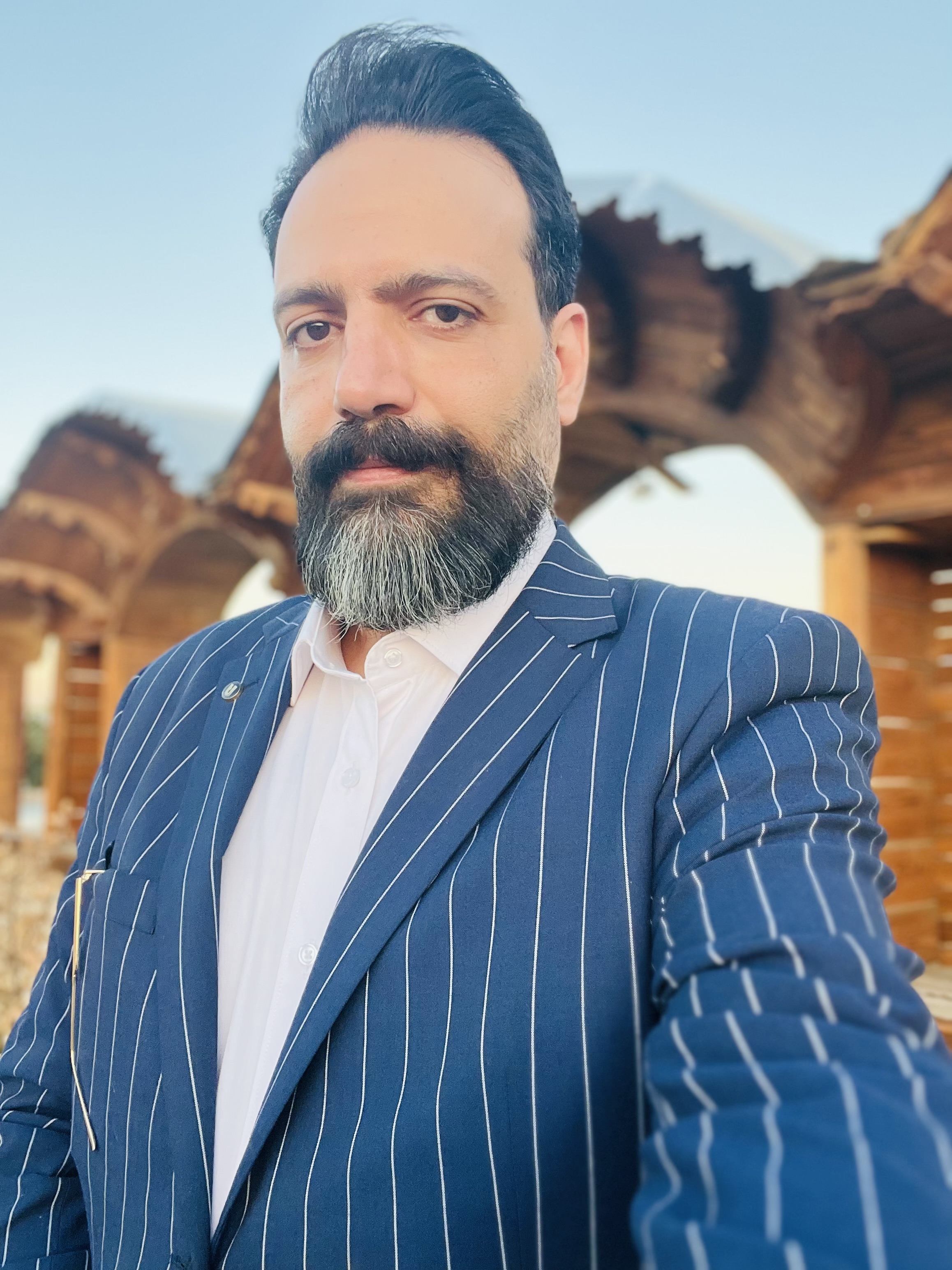 وکیل پایه یک دادگستری با سابقه ۲۰ سال وکالت در پرونده های حقوقی و کیفری