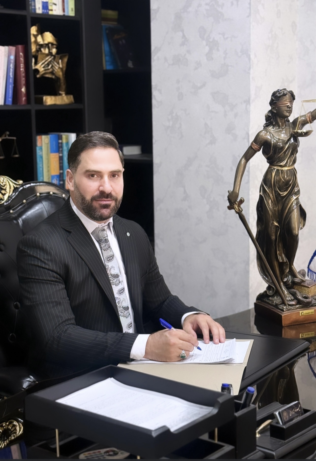 وکیل پایه یک دادگستری علیرضا میرزایی