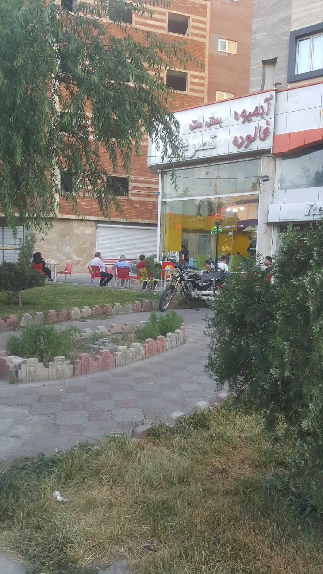کافه آبمیوه و بستنی شادی