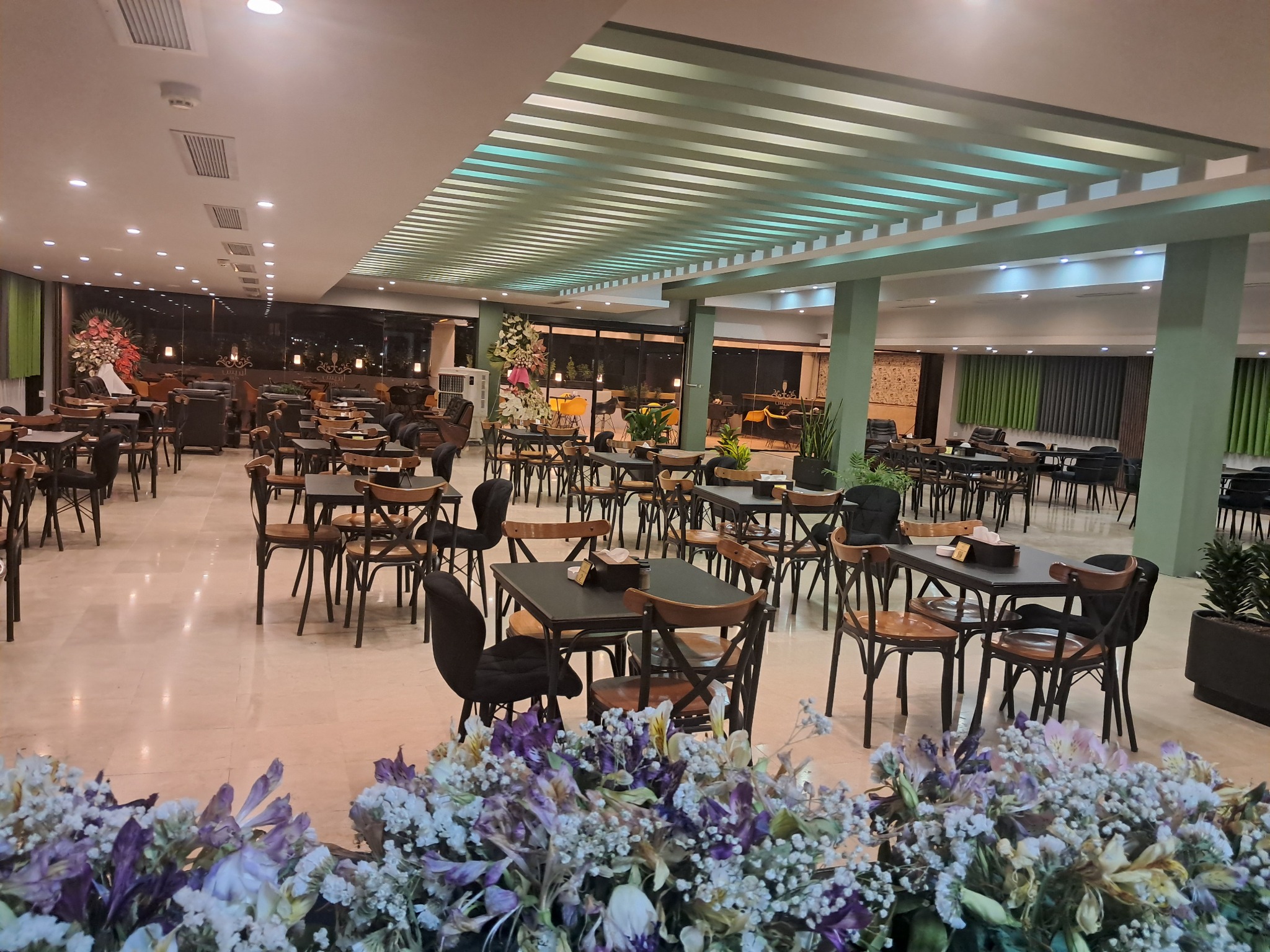 کافه رستوران کاریناز