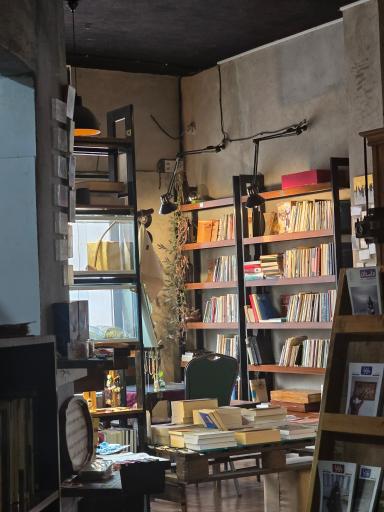 کتاب‌فروشی آنجا