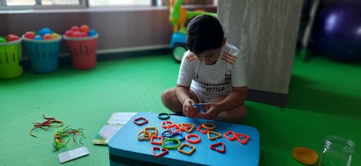 کلینیک گفتاردرمانی و کاردرمانی دل آرا